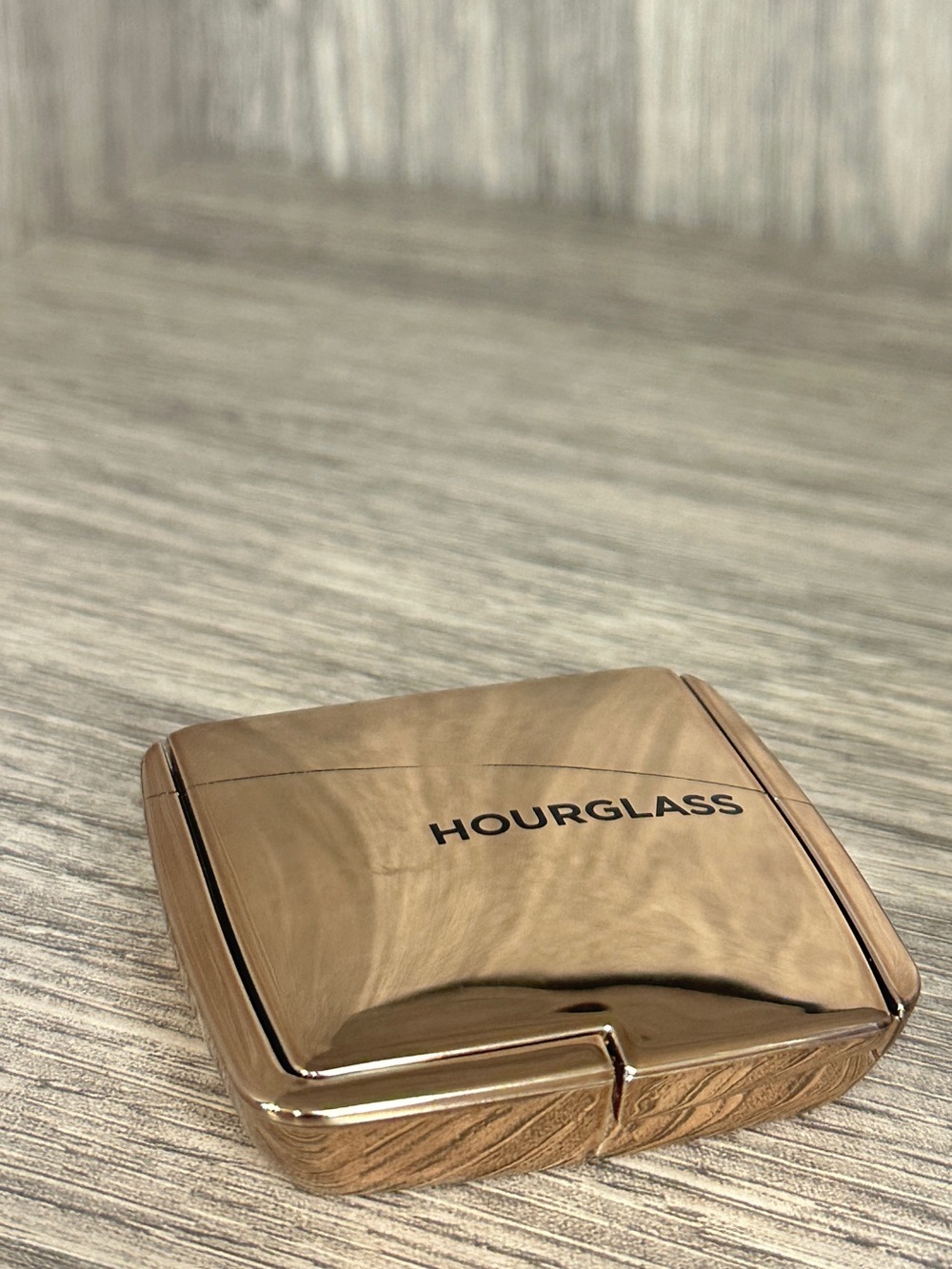 Hourglass Ambient Lighting Bronzer- Diffused Bronze Light Travel Size - Picture 3 of 4